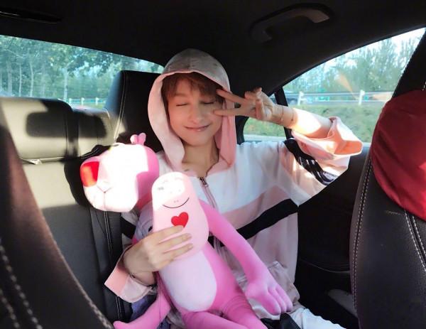 吴昕穿粉色连帽卫衣非常可爱，短发的她真的很美！