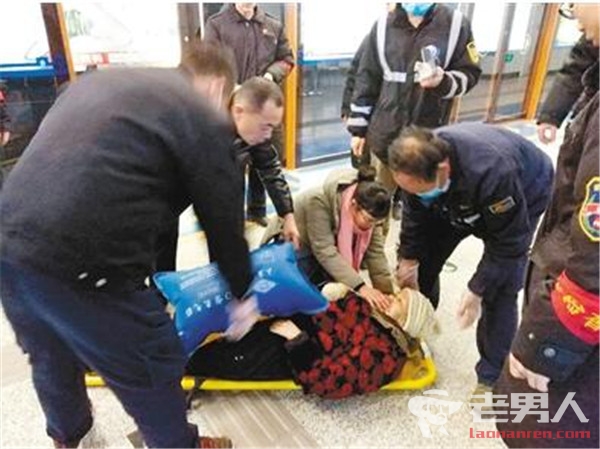 >老人地铁呕吐不止吓坏乘客 警民携手紧急救助
