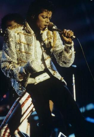杰克逊演唱会死人 迈克尔杰克逊是天使还是魔鬼?一场演唱会千人晕倒几十人猝死