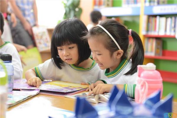 小学生导读黄璜 让每个学生享受快乐阅读――小学生个性化阅读评价的探索