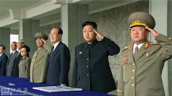 >崔龙海与朝鲜女兵 九三阅兵 崔龙海代表朝鲜应邀出席