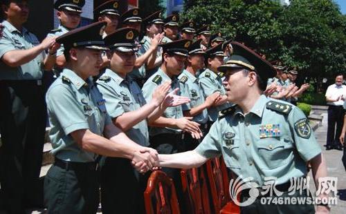 [图]广州军区司令员刘镇武上将视察来宾军分区