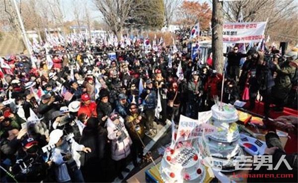 朴槿惠狱中迎67岁生日 看守所外700名支持者集会庆生