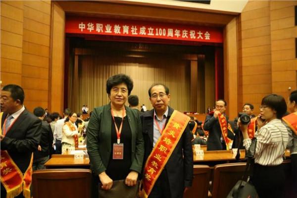 王斌工笔 南京信息工程大学大气院海外院长王斌教授获罗斯贝奖章