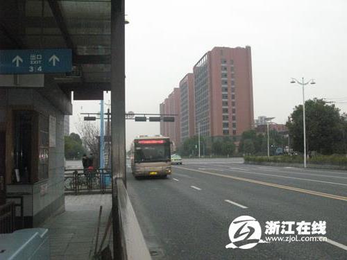 >杭州女大学生下车时摔倒 被公交车碾压致死(图)