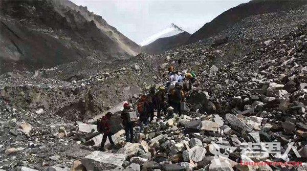 在珠峰清4吨垃圾 珠穆朗玛峰成为世界上最高的垃圾场