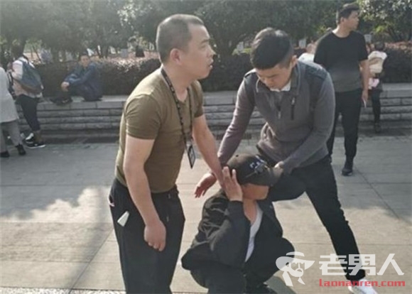 >武昌警察逮捕“樱花黄牛”多名黄牛党被带走