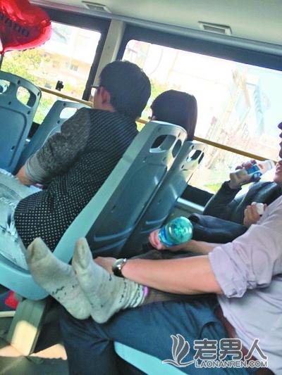 >中年男女公交车上激吻半小时 女方脱掉袜子