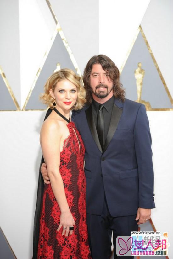 美国摇滚音乐家大卫·格鲁携妻子亮相红毯