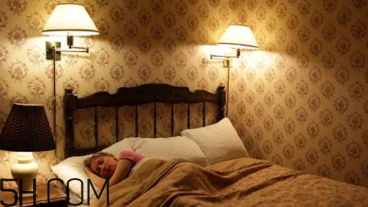 >睡觉不关灯的危害有哪些？如何正确的睡个美容觉？