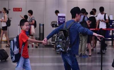 >王菁何炅的儿子 何炅机场牵手神秘男孩举动亲密是他的儿子吗?