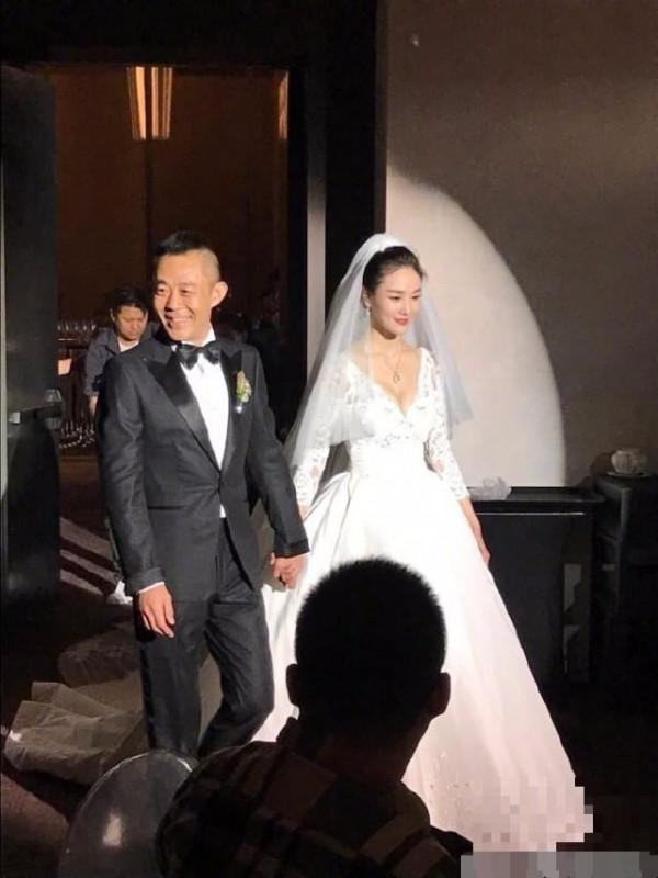 >50岁的侯勇娶了20岁的新娘，前面还离了两次婚 网友：太花心了吧