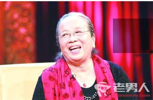 >慈祥的容嬷嬷！李明启排队坐公交让年轻人先上车