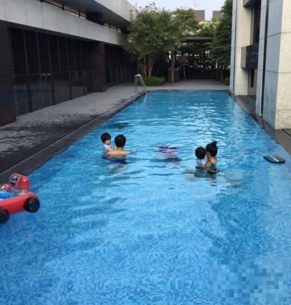 >林志颖一家人去游泳，Kimi哥哥又潜伏在水中
