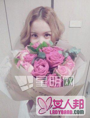 韩国歌手李夏怡博客分享认证照 美丽的玫瑰花束