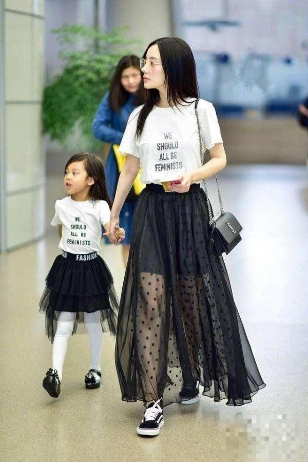 >李小璐把甜馨打扮成潮娃,母女两人现身机场反而更像一对姐妹花?
