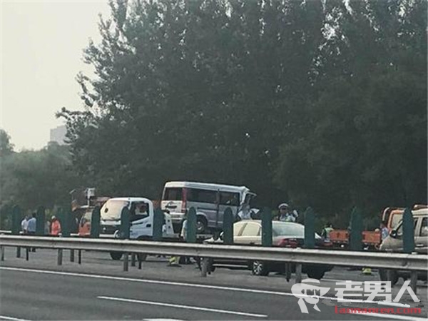 北京五环凌晨突发车祸 致面包车内5人当场死亡