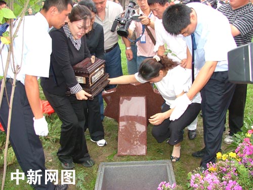 图:高秀敏骨灰安葬长春息园 纪念墓雕落成