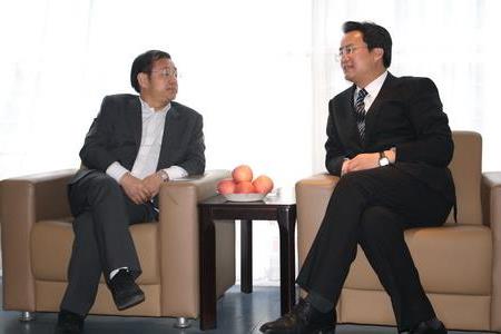 李智远与香港诚兴集团董事长杨文英洽谈