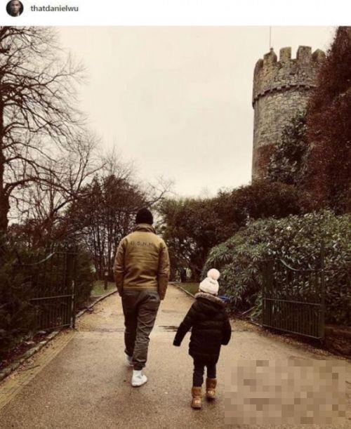 小公主长大了！吴彦祖与女儿城堡漫步背影温馨