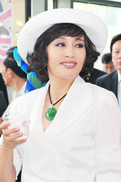 刘晓庆出席联合国活动 白色复古西装显优雅