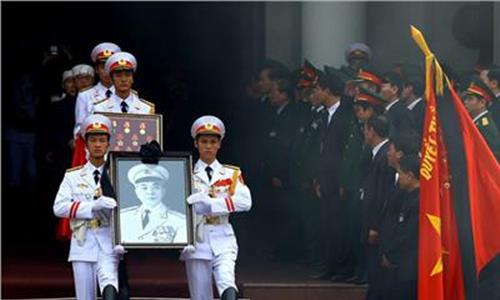 武元甲葬礼 越南数千公众吊唁武元甲将军 其葬礼将直播