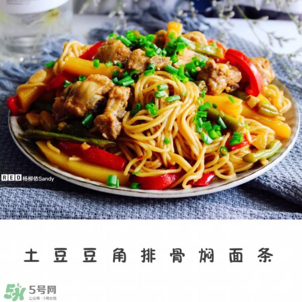 土豆豆角排骨焖面条的做法