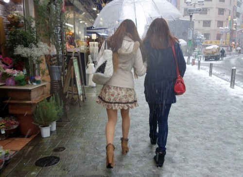 >为了美我忍 日本女生冬天穿短裙不怕冷?