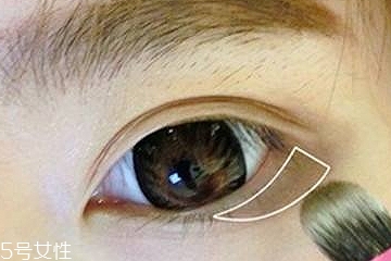 黑色眼影可以画眼线吗 黑色眼影画眼线会刺激眼睛吗