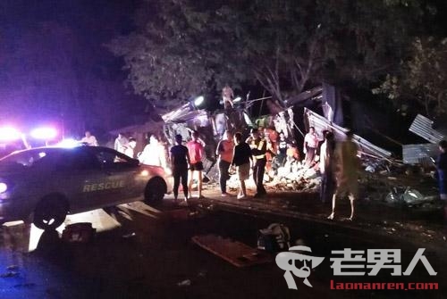 >泰国双层大巴车祸 造成19人死亡31人受伤
