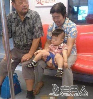 >奶奶让孙子在地铁车厢小便 市民一气拍下发朋友圈