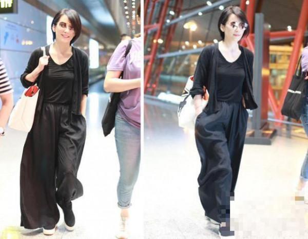 >俞飞鸿来机场，又是一身黑的打扮，和同龄的杨钰莹真是两类人！
