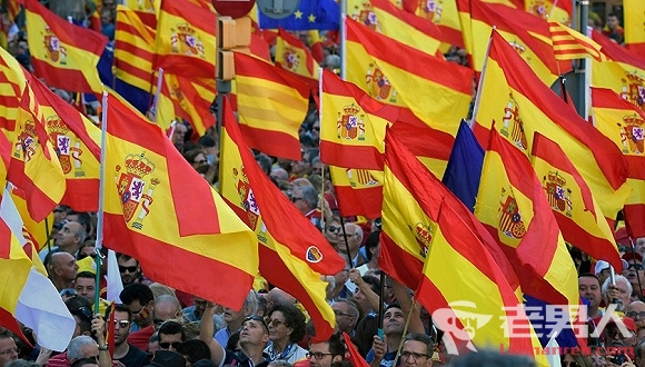 >西班牙30万群众开展大游行反对加泰罗尼亚独立 加区前主席面临监禁