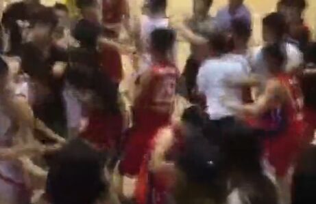 两支东莞大学生篮球联赛爆发激烈群殴！场面混乱（图）