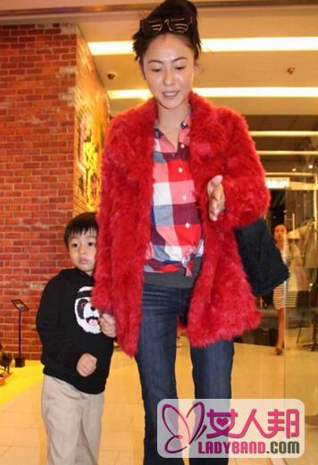 张柏芝素颜带小儿子逛街 穿红色外套惹眼