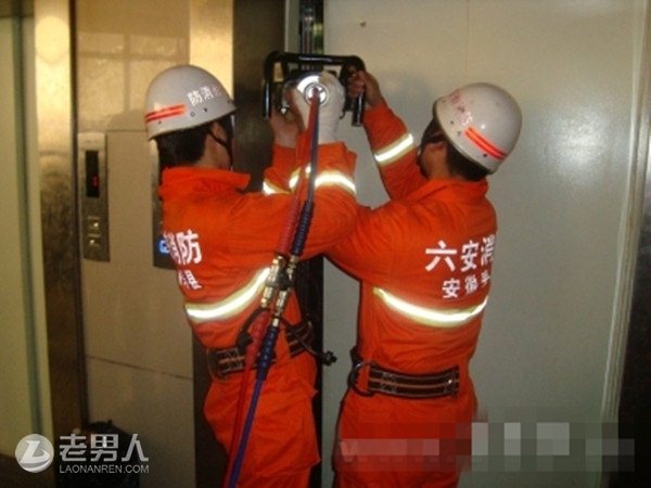 >上海虹口一电梯卡两层之间 消防半米缝隙中救出13人