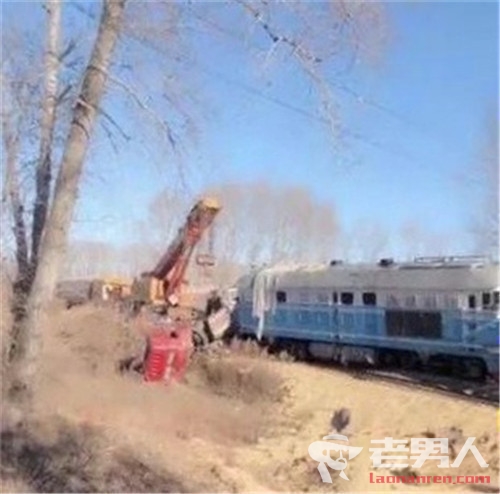 货车与火车相撞致K7205次列车停运 货车司机受伤送医救治
