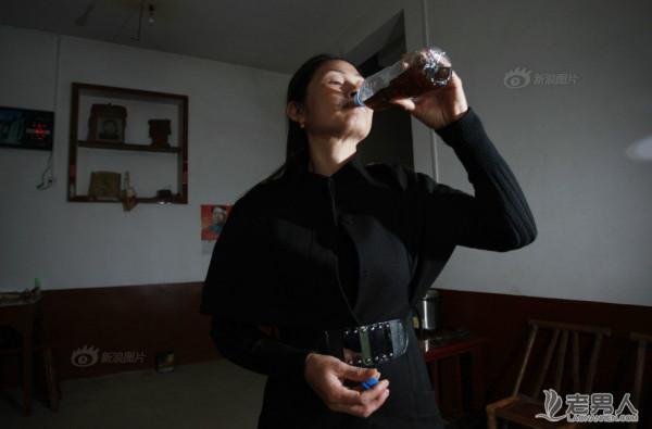 惊：湖南湘潭村民用牛羊粪泡水喝称可治疑难杂症（组图）