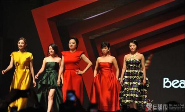 王玉涛设计师地位 为林青霞设计"战袍"的设计师 带萌娃来渝走秀