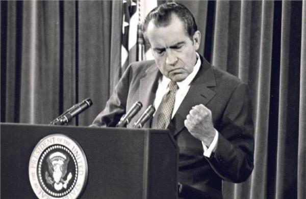 >尼克松主义 尼克松访华走下飞机:第一眼竟看到打倒美帝国主义标语