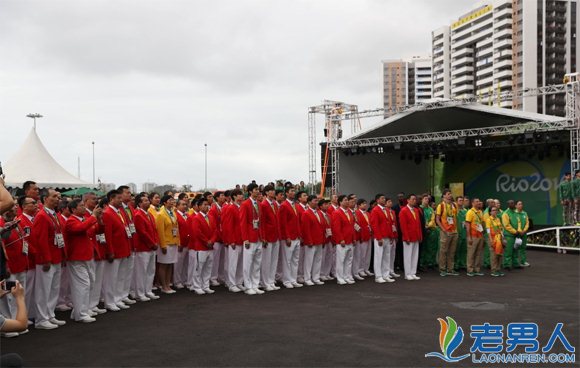 中国代表团奥运村升旗 巴西人民桑巴舞助兴