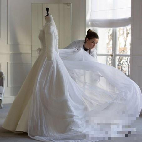 宋慧乔婚纱制作过程公开 乔妹亲自对原料及设计提出更改