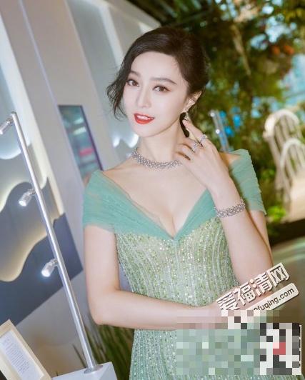 范冰冰绿色深V裙出席台湾某珠宝活动 上围丰满十分抢镜