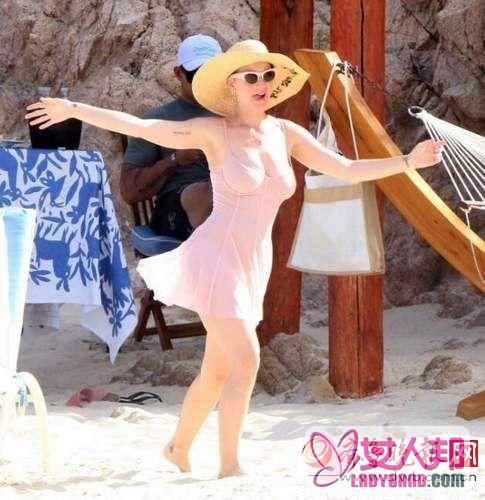 水果姐Katy Perry海边沙滩度假放飞自我，大秀火辣身材
