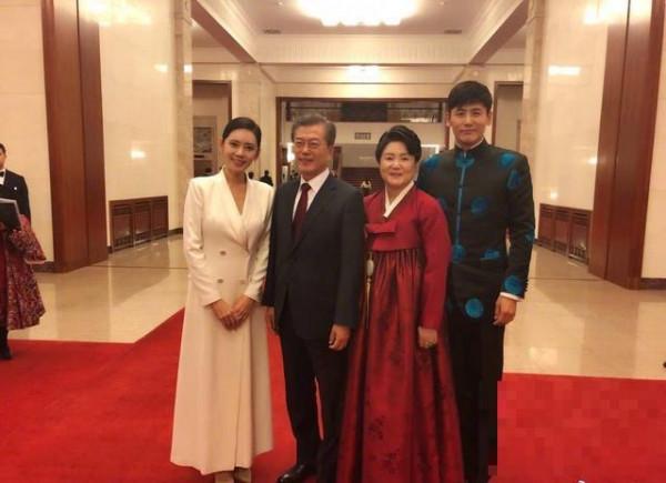 >秋瓷炫于晓光出席国宴，与韩国总统交谈甚欢，握手干杯！