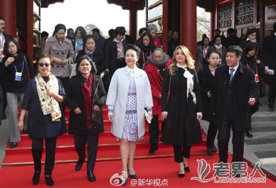 彭丽媛与APEC领导夫人游颐和园:同乘一船是缘分