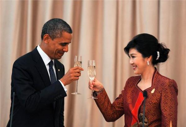 英拉与奥巴马亲吻照片 泰国总理英拉丑闻图片 奥巴马亲吻总理英拉图片
