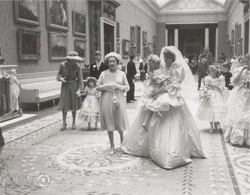 戴安娜王妃婚礼 戴安娜王妃12张未公开婚礼照将拍卖 真实记录婚礼盛况