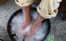 >盐水泡脚有什么好处与坏处?盐水泡脚的功效与作用