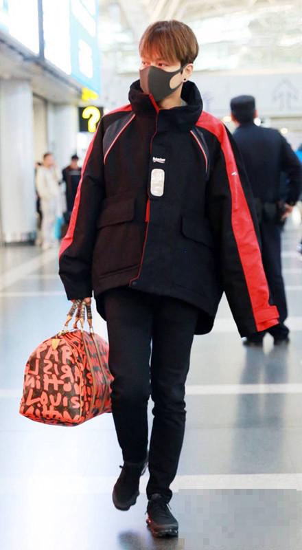徐海乔现身机场，休闲风宽大上衣搭LV经典旅行袋，超拉风